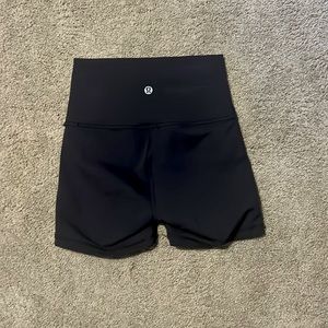 Lululemon 2.5 wonder train shorts